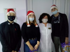 Более 600 юных пациентов омских больниц посмотрели новогодний спектакль социальных предпринимателей